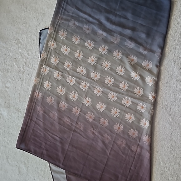 Scarves Lot Set of Four - Picture 5 of 5